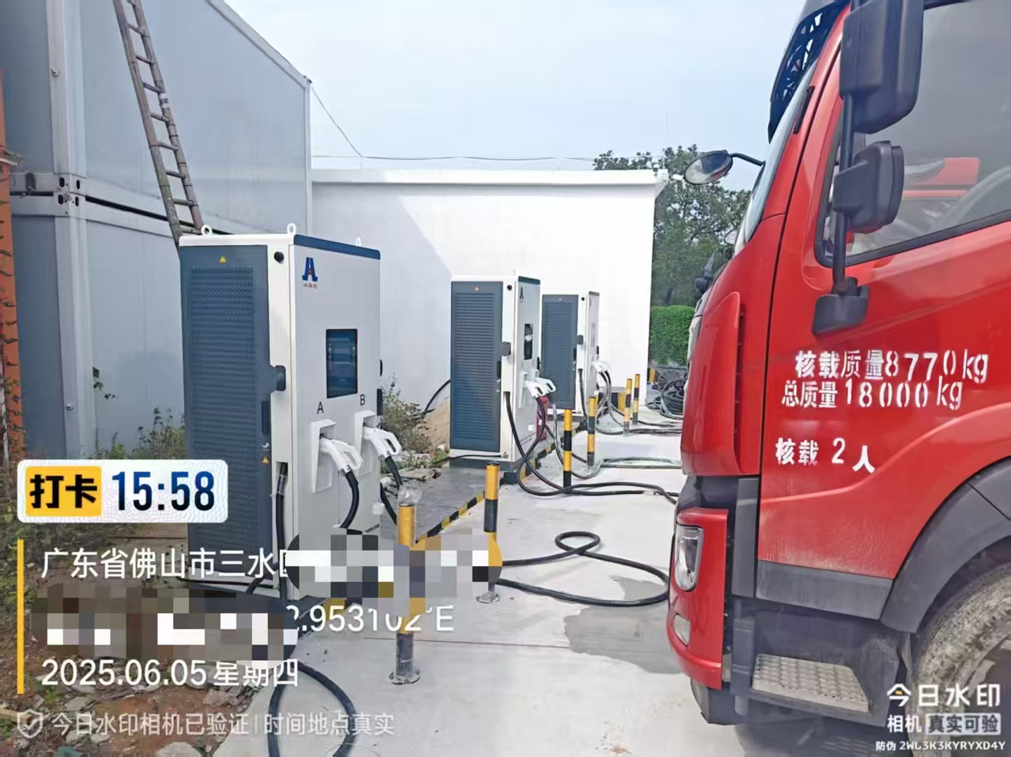 Heavy truck and installed charging equipment at the Foshan Sanshui logistics charging site.