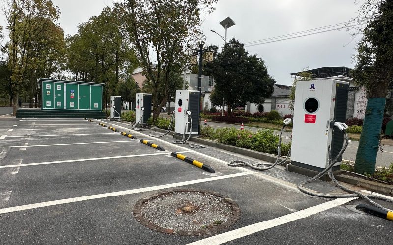 Four HG Power 400 kW heavy-duty charging units at a supplied Chenzhou project